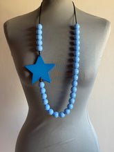 Carica l'immagine nel visualizzatore di Gallery, Collana stella blu