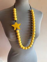 Carica l'immagine nel visualizzatore di Gallery, Collana stella gialla