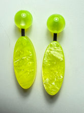 Carica l'immagine nel visualizzatore di Gallery, Orecchini goccia giallo fluo