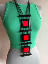 Carica l'immagine nel visualizzatore di Gallery, Collana totem nero e rosso