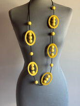 Carica l'immagine nel visualizzatore di Gallery, Collana uovo giallo
