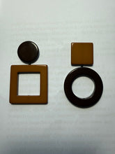 Carica l&#39;immagine nel visualizzatore di Gallery, Orecchini gemelli diversi marrone e cammello