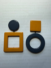 Carica l&#39;immagine nel visualizzatore di Gallery, Orecchini gemelli diversi ocra e blu