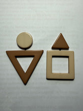 Carica l&#39;immagine nel visualizzatore di Gallery, Orecchini gemelli diversi beige e avorio