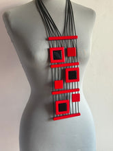 Carica l'immagine nel visualizzatore di Gallery, Collana Pica  rosso e nero