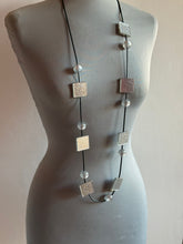 Carica l&#39;immagine nel visualizzatore di Gallery, Collana punto e virgola argento glitter