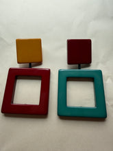 Carica l&#39;immagine nel visualizzatore di Gallery, Orecchini quadro diversamente colorati
