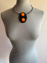 Carica l'immagine nel visualizzatore di Gallery, Collana essenziale arancio e nero