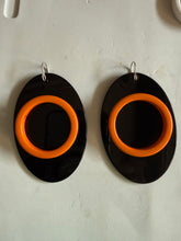 Carica l'immagine nel visualizzatore di Gallery, Orecchini meeting point arancio e nero