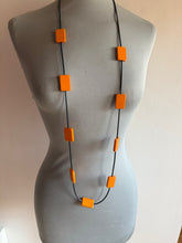 Carica l'immagine nel visualizzatore di Gallery, Collana punto e virgola arancio compreso di anello