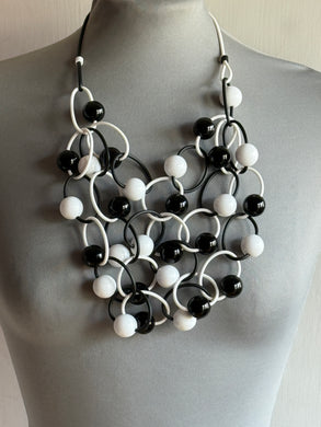 Collana La Rosetta bianco e nero