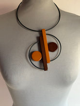 Carica l'immagine nel visualizzatore di Gallery, Collana Time marrone e cammello
