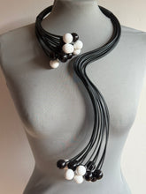 Carica l'immagine nel visualizzatore di Gallery, Collana black river bianco e nero