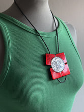 Carica l'immagine nel visualizzatore di Gallery, Collana Squid game rosso e argento glitter
