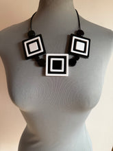 Carica l'immagine nel visualizzatore di Gallery, Collana Train black e White
