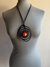 Carica l'immagine nel visualizzatore di Gallery, Collana ciondolo arancio fluo
