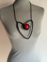 Carica l'immagine nel visualizzatore di Gallery, Collana cuore rosso