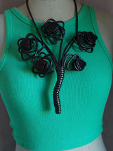Carica l'immagine nel visualizzatore di Gallery, Collana madame lady rose total black