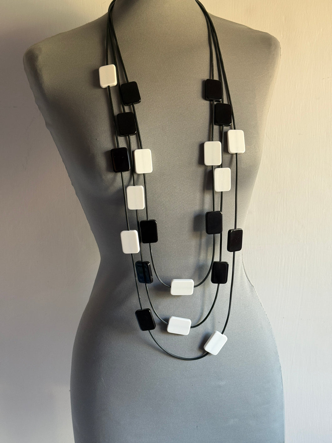 Collana la bianca e nera piatta