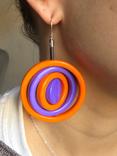 Carica l'immagine nel visualizzatore di Gallery, Orecchini Saturn inverter arancio e viola