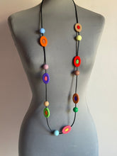 Carica l'immagine nel visualizzatore di Gallery, Collana punto e virgola uovo multicolor