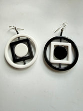 Carica l'immagine nel visualizzatore di Gallery, Orecchini inverter bianco e nero