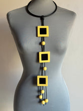 Carica l'immagine nel visualizzatore di Gallery, Collana pendolo quadro giallo e nero