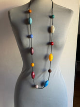Carica l'immagine nel visualizzatore di Gallery, Collana punto e virgola silos multicolor