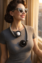 Carica l'immagine nel visualizzatore di Gallery, Collana madame bianco e nero