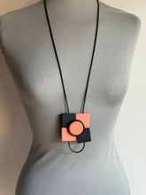 Carica l'immagine nel visualizzatore di Gallery, Collana Squid Game rosa e nero opaco