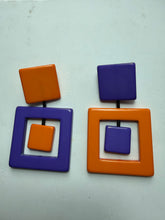 Carica l'immagine nel visualizzatore di Gallery, Orecchini gemelli diversi arancio e viola