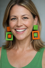 Carica l'immagine nel visualizzatore di Gallery, Orecchini gemelli diversi arancio e verde