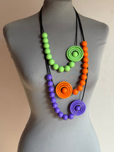 Carica l'immagine nel visualizzatore di Gallery, Collana prime verse arancio e viola