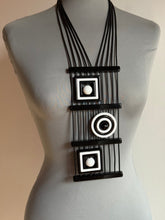 Carica l'immagine nel visualizzatore di Gallery, Collana pica English black &amp; white
