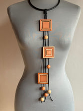 Carica l'immagine nel visualizzatore di Gallery, Collana pendolo quadro salmone e beige