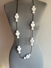 Carica l'immagine nel visualizzatore di Gallery, Collana punto e virgola cuore bianco