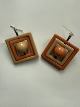 Carica l'immagine nel visualizzatore di Gallery, Orecchini Trompe l’oeil beige e salmone