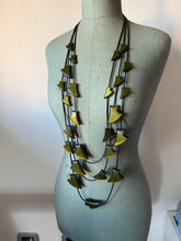 Carica l'immagine nel visualizzatore di Gallery, Collana Squalo verde militare