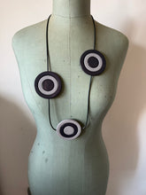 Carica l'immagine nel visualizzatore di Gallery, Collana a Pois grigio chiaro e scuro