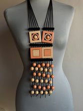 Carica l'immagine nel visualizzatore di Gallery, Collana Spark beige e salmone