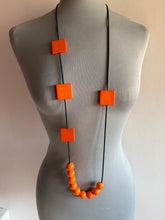 Carica l&#39;immagine nel visualizzatore di Gallery, Collana punto a capo arancio