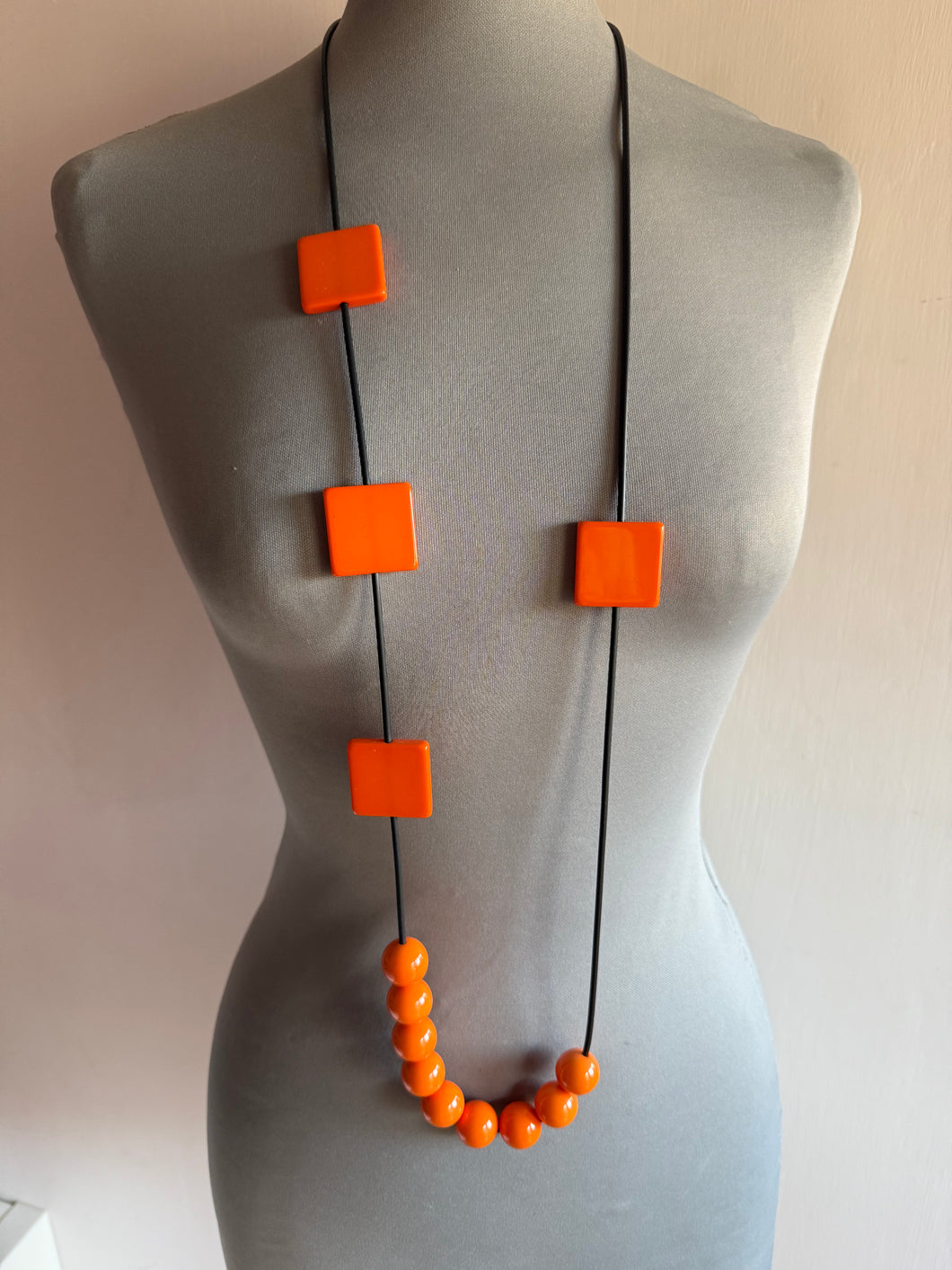 Collana punto a capo arancio