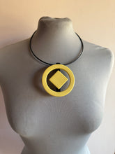 Carica l'immagine nel visualizzatore di Gallery, Collana stella giallo