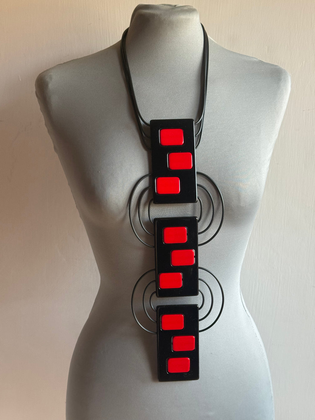 Collana Hypnotic rosso e nero