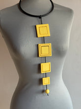 Carica l'immagine nel visualizzatore di Gallery, Collana la Totem gialla