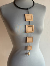 Carica l'immagine nel visualizzatore di Gallery, Collana Totem beige