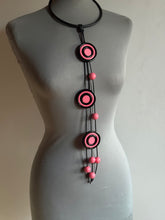 Carica l'immagine nel visualizzatore di Gallery, Collana pendolo rosa nero