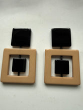Carica l'immagine nel visualizzatore di Gallery, Orecchini quadro beige e nero