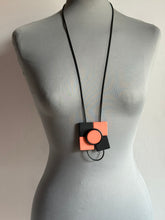 Carica l'immagine nel visualizzatore di Gallery, Collana squid game rosa