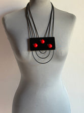 Carica l'immagine nel visualizzatore di Gallery, Collana robot 🤖 rosso e nero